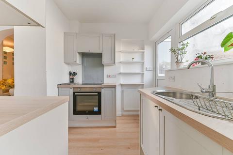 3 bedroom flat to rent, Bishops Park Road, Norbury, London, SW16