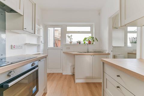 3 bedroom flat to rent, Bishops Park Road, Norbury, London, SW16