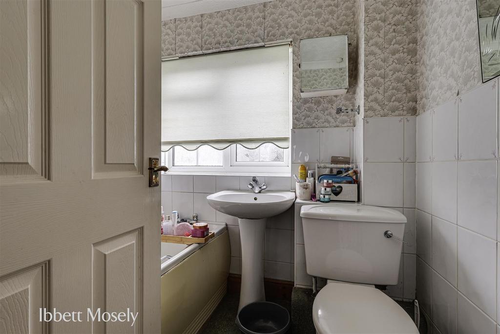 13 Bathroom.jpg