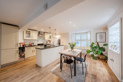 2 bedroom flat to rent, Mallinson Road, London, SW11