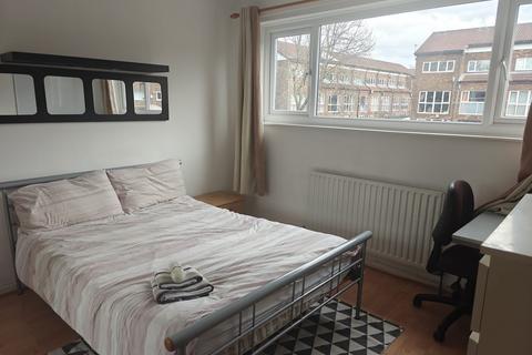 1 bedroom in a house share to rent, Langhorn Close, City Centre NE6