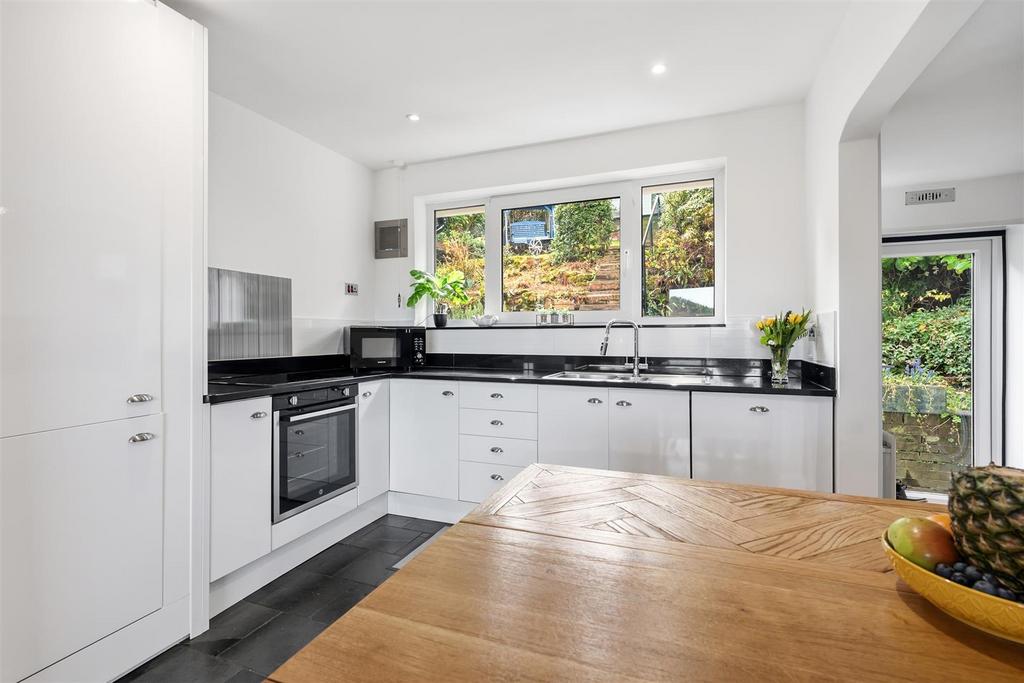 Breakfast bar to Kitchen.jpg