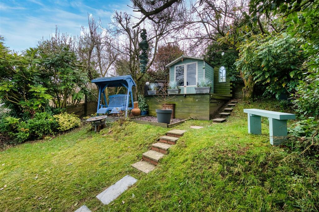Rear Garden to summer house.jpg