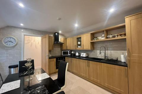 2 bedroom flat to rent, John Street, PORTHCAWL, CF36