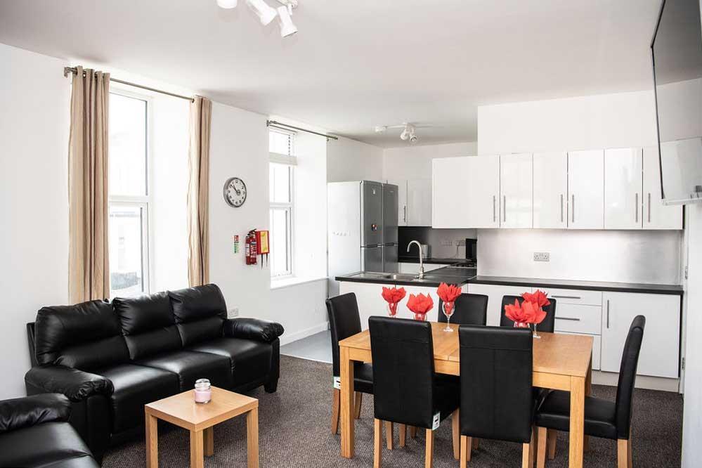 Mutley-Tavern-First-Floor-Flat-Robyn-28-ret.jpg