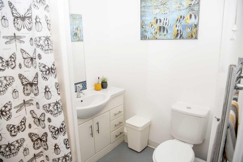 Robyn-7-Bathroom.jpg