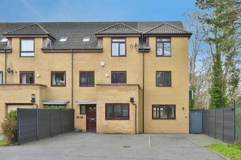 End of terrace house - Howitt Drive, Bradville, Milton Keynes