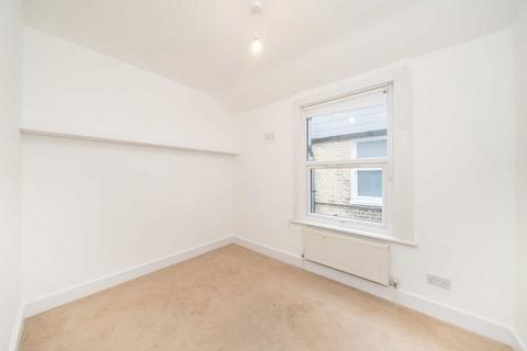 2 bedroom flat to rent, Farlton Road, LONDON SW18