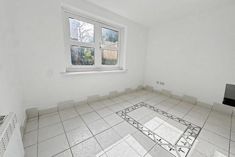 1 bedroom flat for sale, Flat 4 Eaton Court, 12 Madeira Road, Bournemouth, Dorset, BH1 1QG
