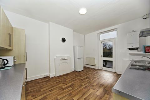 3 bedroom flat to rent, Bellevue Road, London, SW17