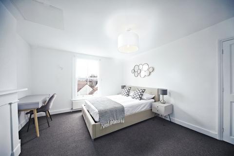 3 bedroom flat to rent, Bellevue Road, London, SW17