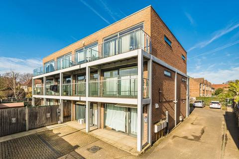 Staines Road, Twickenham TW2