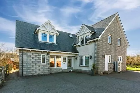 6 bedroom detached house for sale
