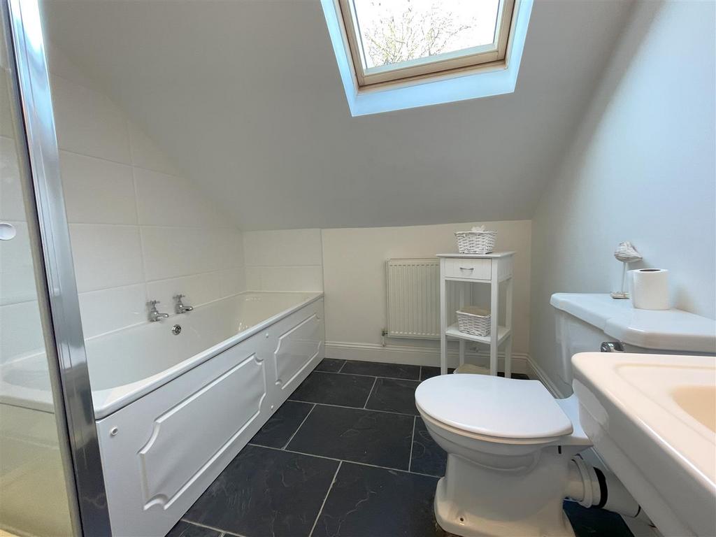 Ensuite 2.jpg