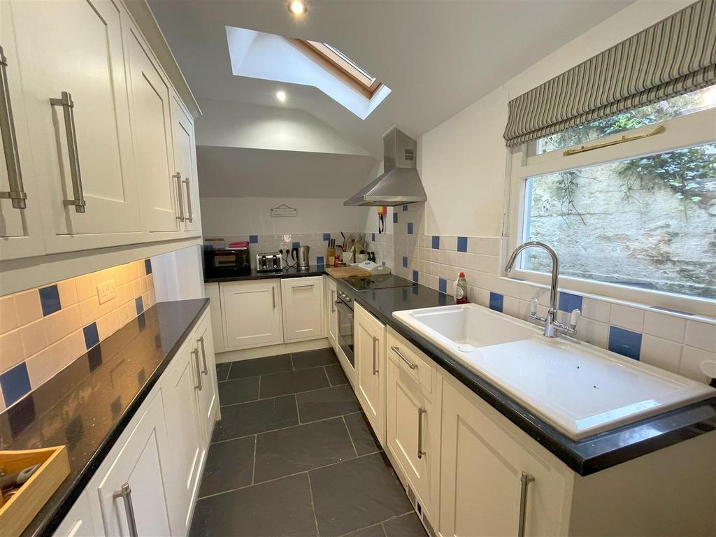 Kitchen 2.jpg