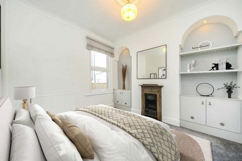 2 bedroom flat for sale, Strathville Road, London SW18