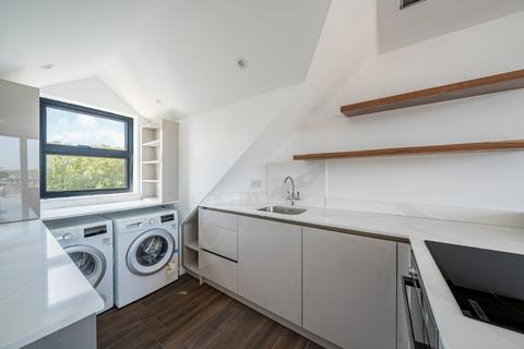 2 bedroom flat to rent, Garratt Lane, Earlsfield, London, SW17