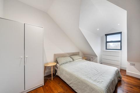 2 bedroom flat to rent, Garratt Lane, Earlsfield, London, SW17