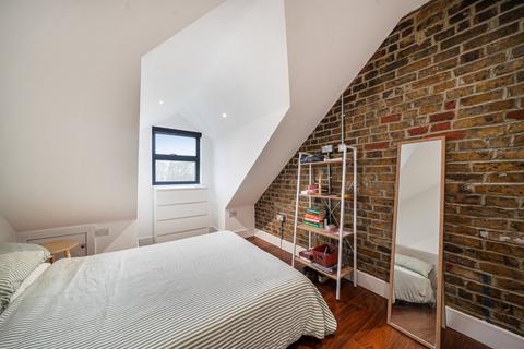 2 bedroom flat to rent, Garratt Lane, Earlsfield, London, SW17