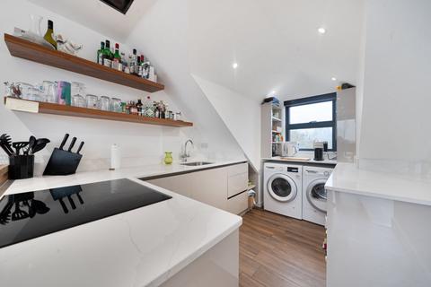 2 bedroom flat to rent, Garratt Lane, Earlsfield, London, SW17