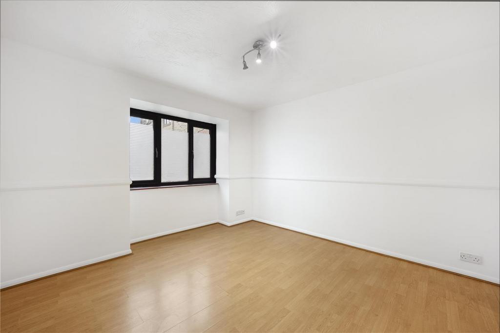 Flat 11, Castle Court - 5id4 Xh FAKNcd8 RF9ha U5.jpg