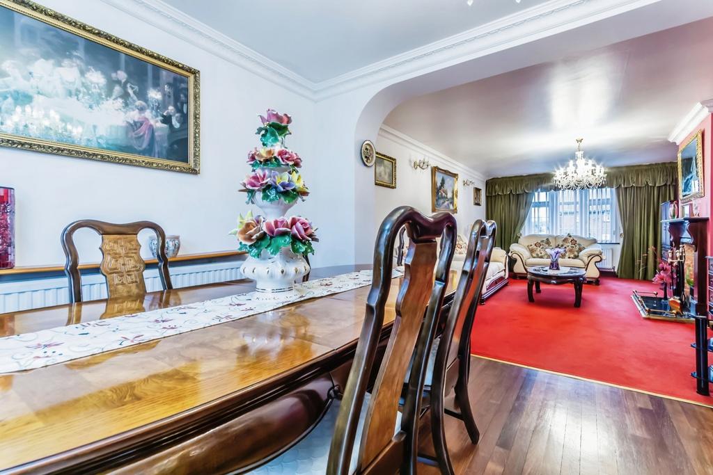 Lounge/Dining Area