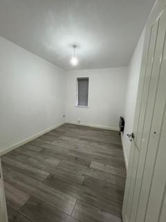 2 bedroom flat to rent, Lodge Avenue, Dagenham RM8