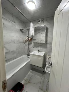 2 bedroom flat to rent, Lodge Avenue, Dagenham RM8