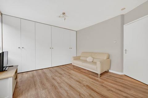 Studio to rent, Wilton Road, Pimlico, SW1V