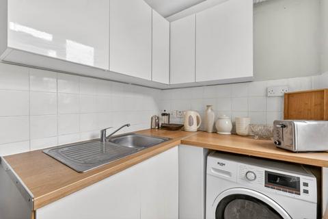 Studio to rent, Wilton Road, Pimlico, SW1V