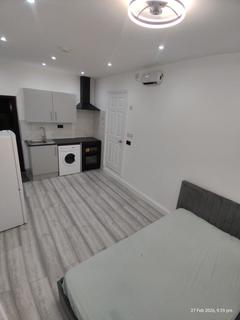 Studio to rent, The Avenue, Hornchurch RM12