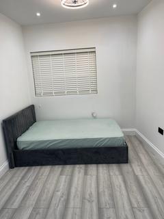 Studio to rent, The Avenue, Hornchurch RM12