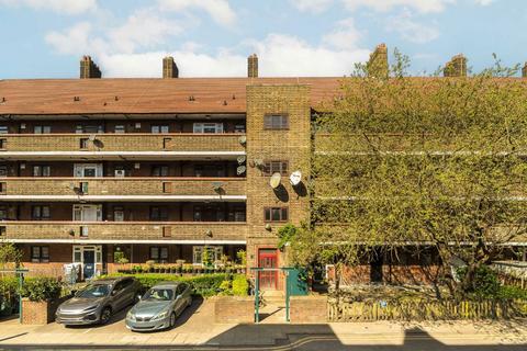 2 bedroom flat to rent, Poynders Gardens, London SW4