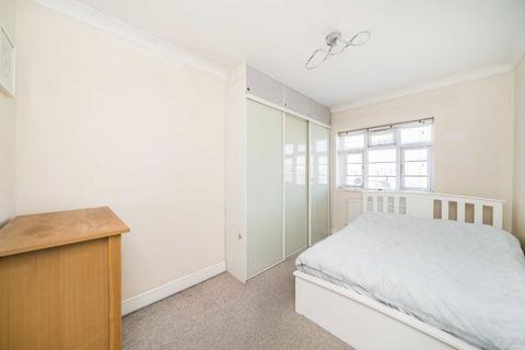 2 bedroom flat to rent, Poynders Gardens, London SW4