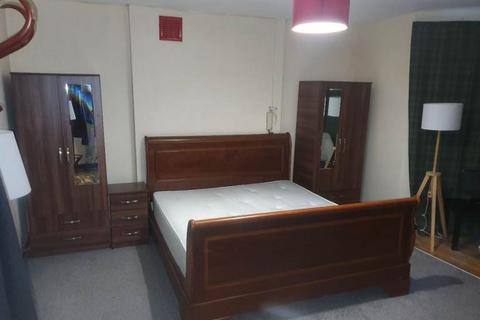2 bedroom flat share to rent, Ongar Road, London SW6