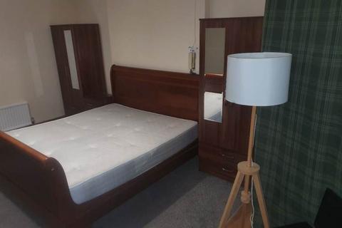2 bedroom flat share to rent, Ongar Road, London SW6