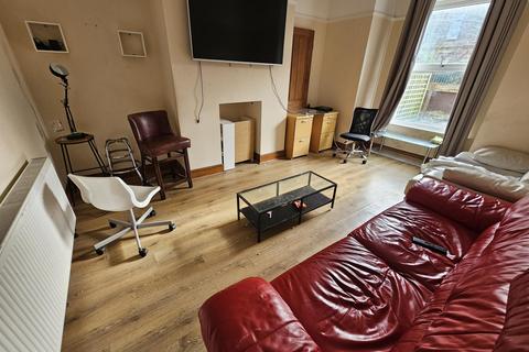 4 bedroom house to rent, Bennett Road, Leeds