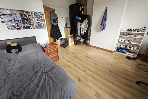 4 bedroom house to rent, Bennett Road, Leeds