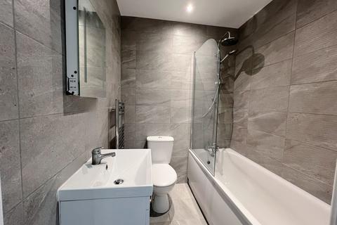 2 bedroom flat to rent, Clarence Street, Swindon SN1