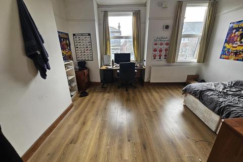 4 bedroom house to rent, Bennett Road, Leeds LS6