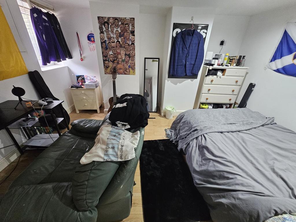 Bright furnished double room with storage and d...