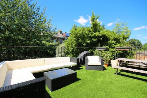 2 bedroom flat to rent, Finsbury Park Road, London N4