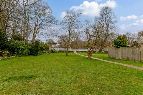 2 bedroom flat for sale, Hamble Court, 1 Broom Park, Teddington TW11