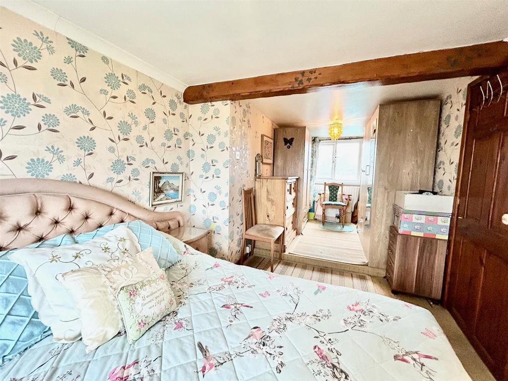 Bedroom 1 (2).jpg
