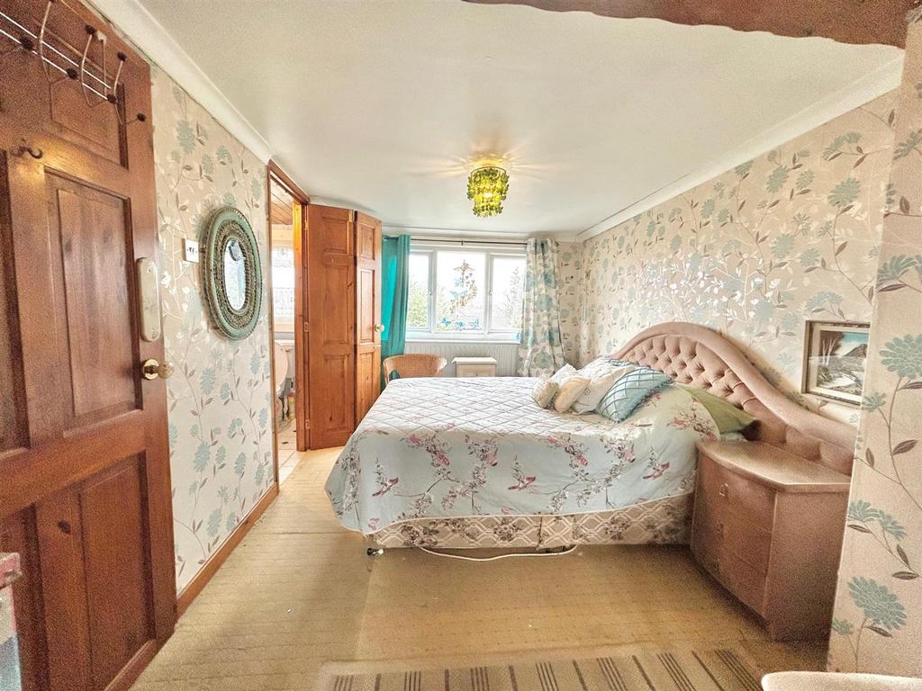 Bedroom 1.jpg