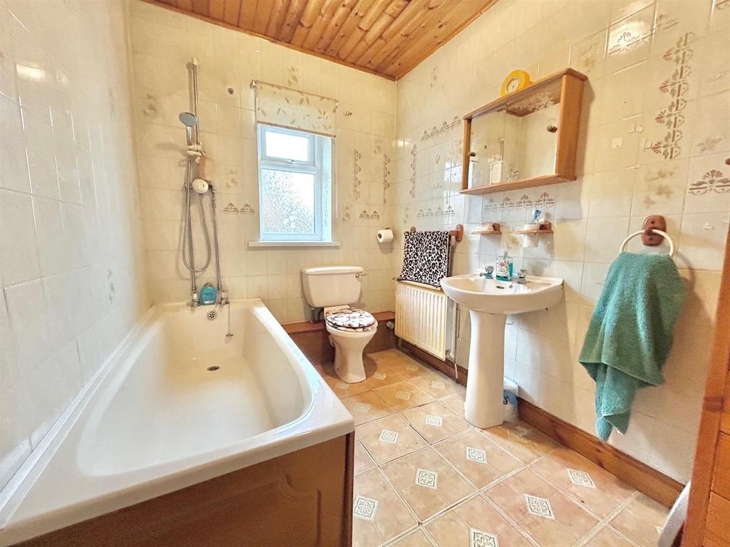 Bathroom 1.jpg