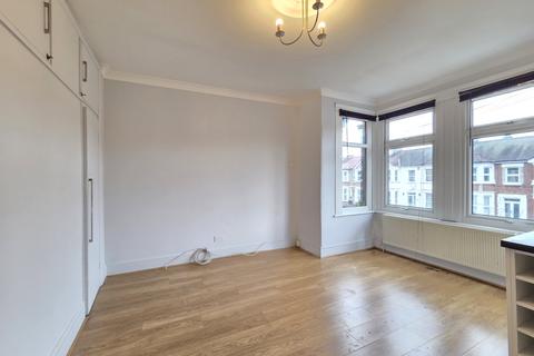 1 bedroom flat for sale, Kensington Gardens, Ilford, IG1