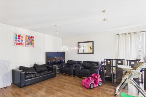 2 bedroom flat for sale, Cameron Crescent, Edgware