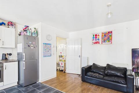 2 bedroom flat for sale, Cameron Crescent, Edgware