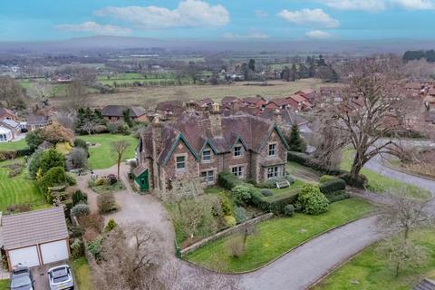 4 bedroom semi-detached house for sale, Woodfarm Road, Malvern, WR14